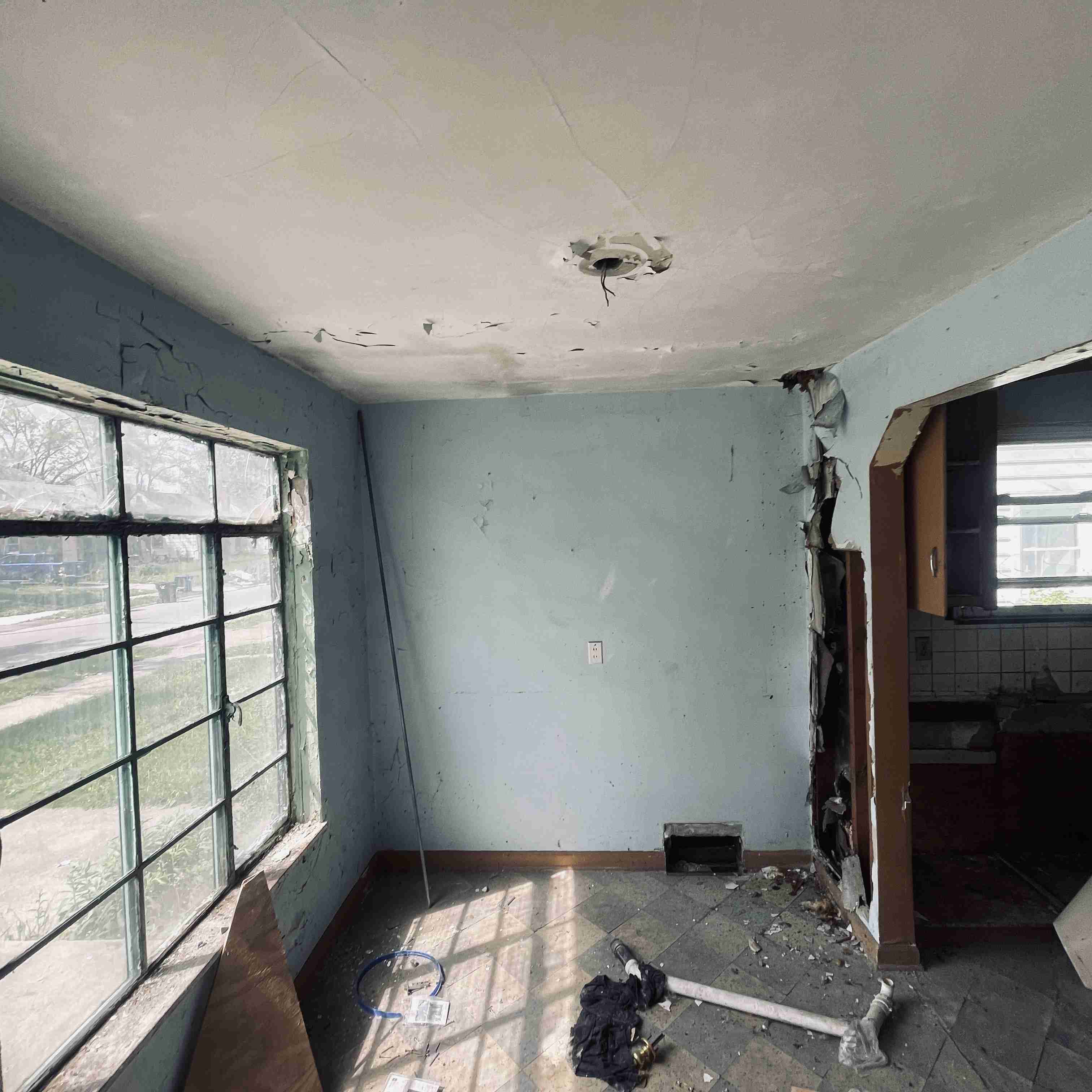 19220 Albany St (27).jpg